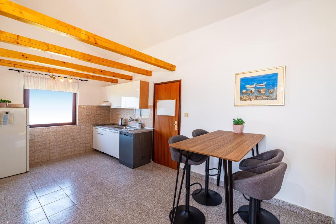 Apartment Sea And Mountain With Pool Novigrad  Εξωτερικό φωτογραφία