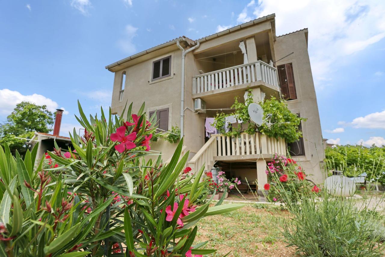 Apartment Sea And Mountain With Pool Novigrad  Εξωτερικό φωτογραφία